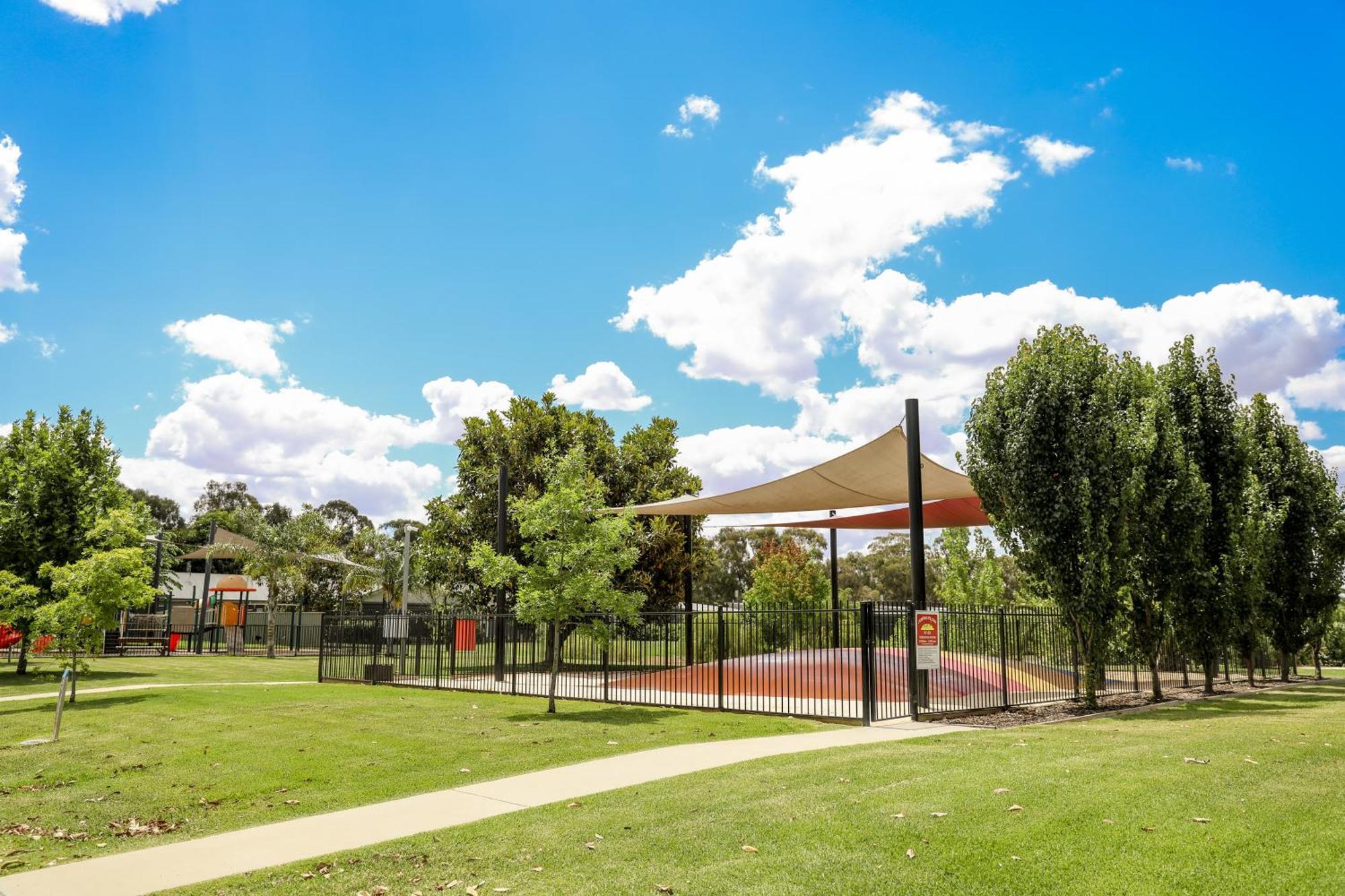 Moama Waters Hotel Bagian luar foto