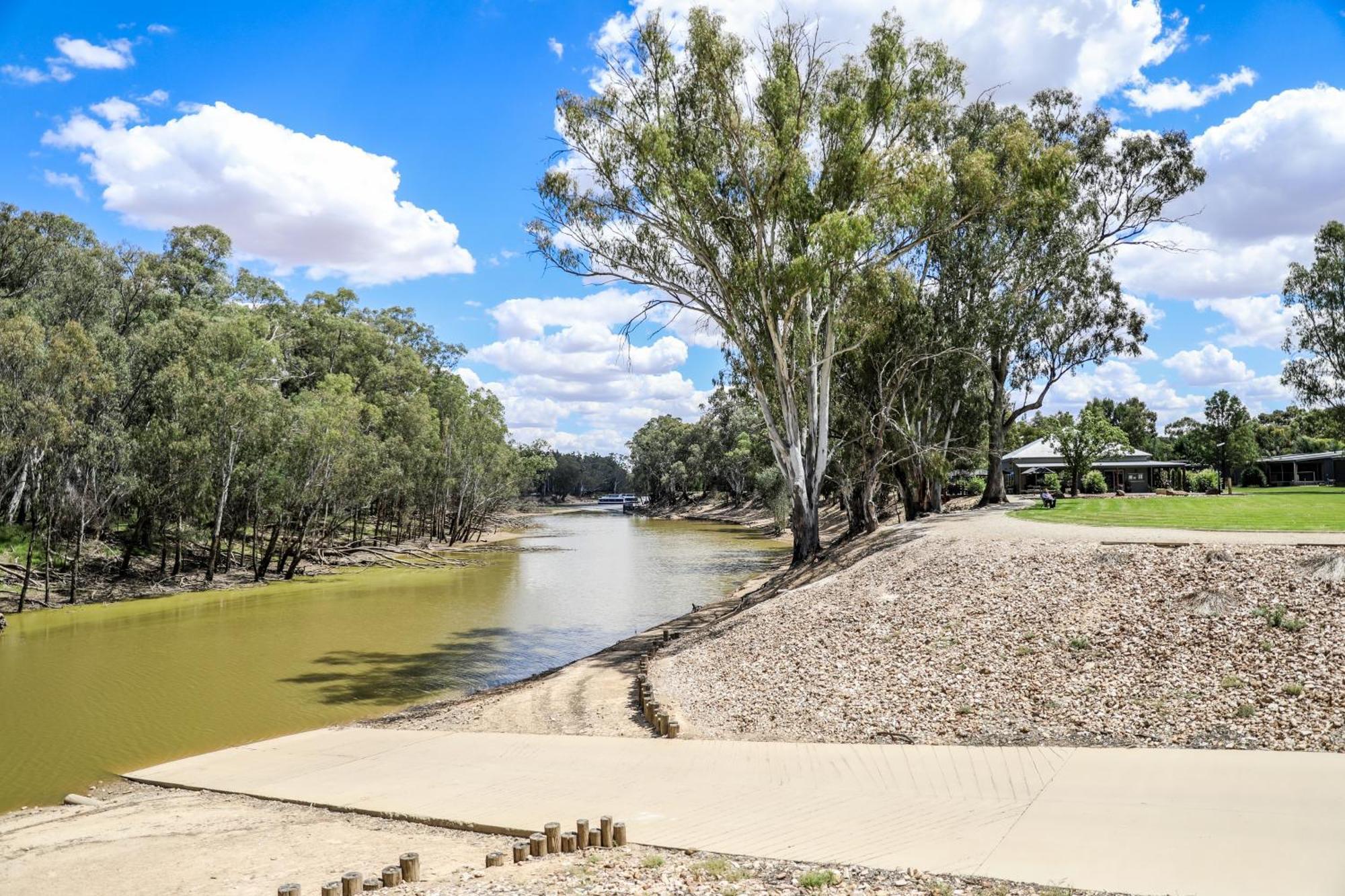Moama Waters Hotel Bagian luar foto